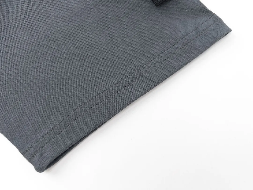 W623#P106💰 [Stone Island’s popular cuffed branded round neck off-shoulder short-sleeved T-shirt] Super versatile! A short-sleeved upper body for major celebrity internet celebrities, made of 260g combed cotton 32-count double yarn. Comfortable and breathable, customized accessories, oversize version. Dropped shoulder sleeves, very loose, same style for men and women, suitable for couples💑 Match as you like. The upper body is super beautiful. Color: Black White Apricot Gray Navy Size: M L XL XXL Ｍ Shoulder Width 47 Bust 52 Length 70 L Shoulder Width 48 Bust 54 Length 72 XL Shoulder width 59 Bust 56 Length 74 XXL Shoulder width 50 Bust 58 Length 76